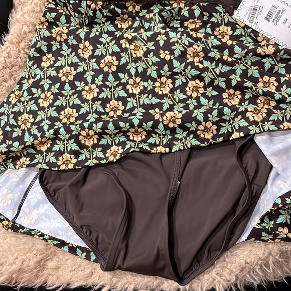 IT FIGURES! VINTAGE WOMEN’S CHOCOLATE FLORAL SWIM DRESS/SWIMSUIT (SZ. 22). - Picture 5 of 7